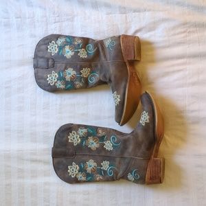 Cowgirl boots with embroidered flowers